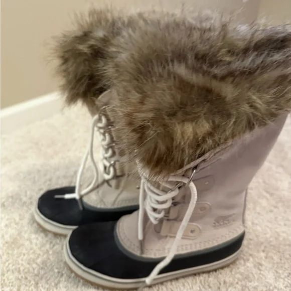 Women's Beige and Black Fur-Lined Boots - Picture 4 of 7